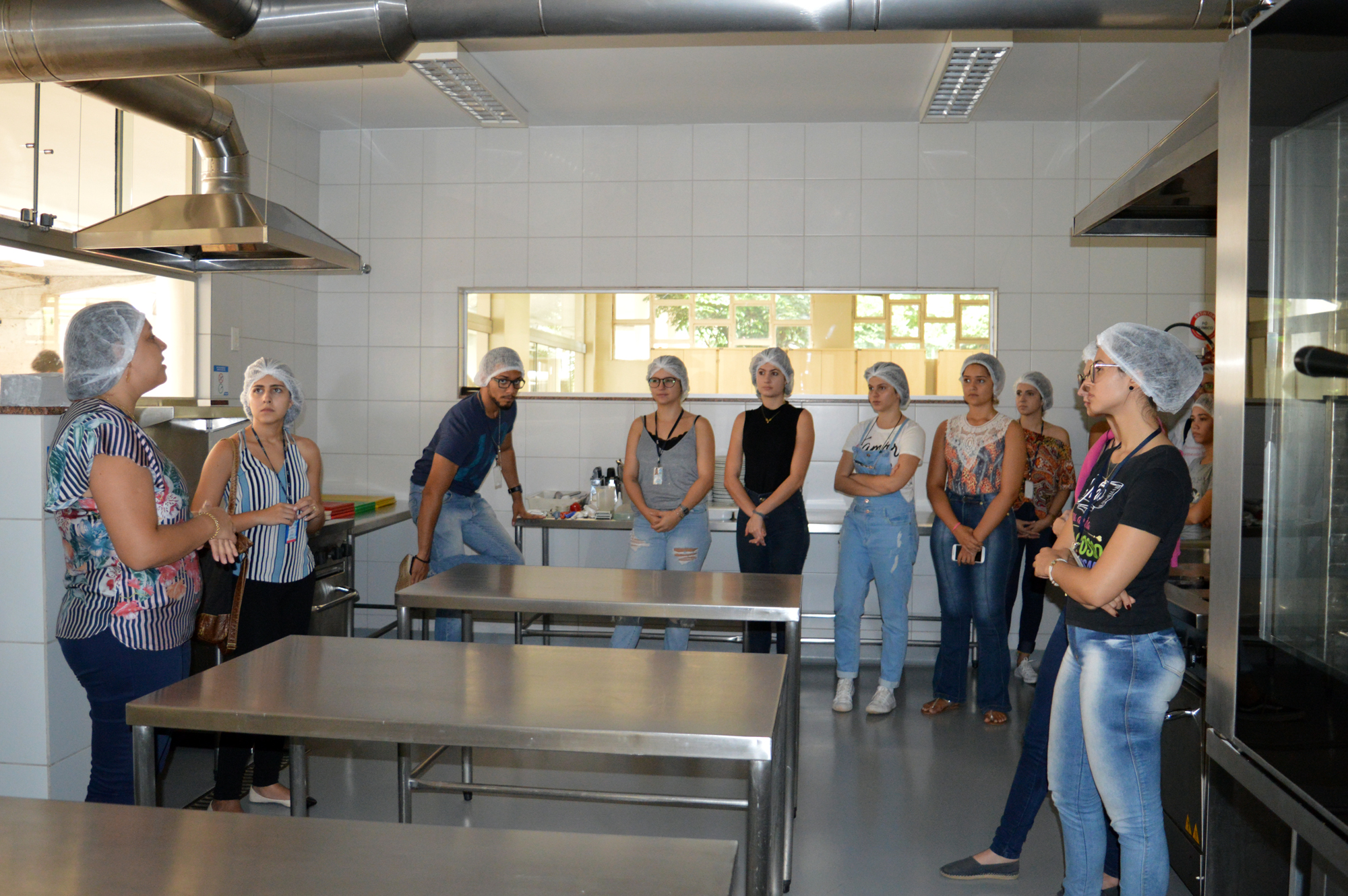 Turma do curso de Nutrição da UFG visitou o laboratório gastronômico do Câmpus Goiânia.